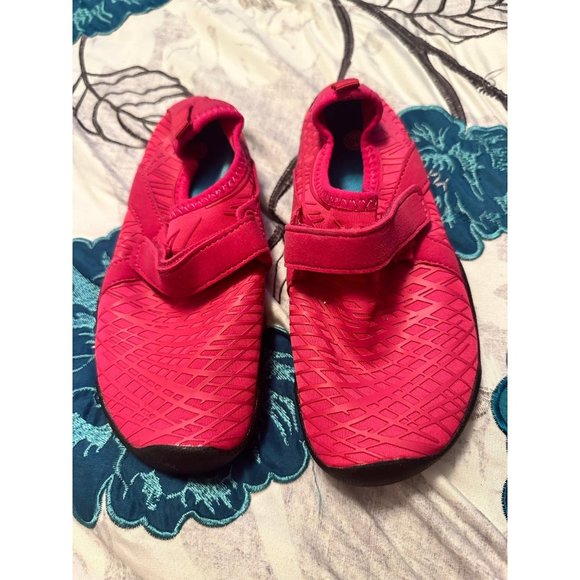 6 FOR $15 Girls water shoes size 30 never worn - Picture 1 of 3